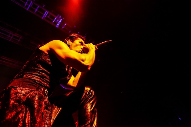 自慢の筋肉とシャウトを見せつける尋（Vo）