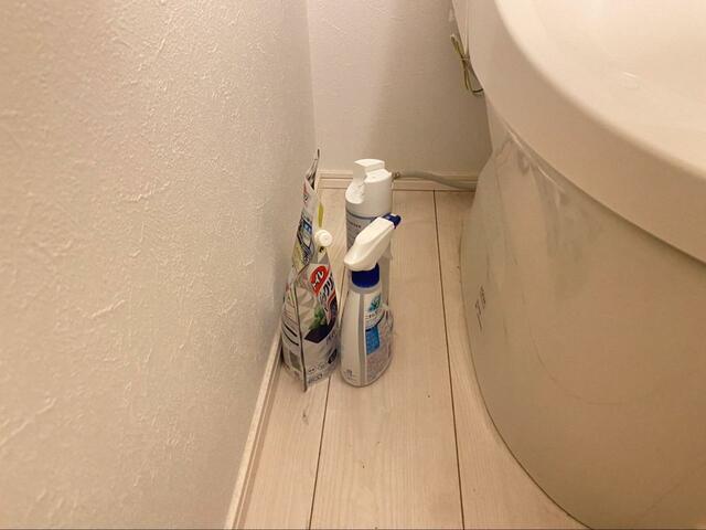＜トイレラック使用前＞掃除用具も床に置いたまま。不便ではないけど見栄えは気になるところ