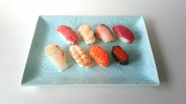 【カークランドシグネチャー　特選ファミリー盛　50貫　4980円】サーモンや本マグロなど、8種類のネタが楽しめる