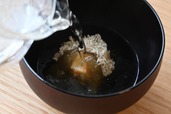 【味噌の保存方法】「和風味噌玉」にお湯を注ぐ様子。とろろの中から具材が見えてきます
