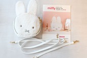 【「miffy いちごチャームの2WAYポーチ＆ショルダーバッグ BOOK」（宝島社）】内容物は、冊子、ポーチ本体、長さの異なるストラップが2本入りです。