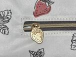 【カルディ いちごバッグ】ファスナー付きポケットの引き手はいちごのチャーム。かわいい…!