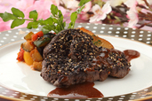桜肉のペッパーステーキ バンルージュソース