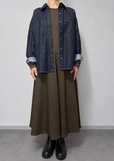 【UNIQLO:C デニムリラックスシャツジャケット】身長166cm、Lサイズ（ネイビー）着用。ウィメンズサイズのため、女性の方はワンサイズ下げるとジャストフィットしそう