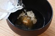 【味噌の保存方法】「和風味噌玉」にお湯を注ぐ様子。とろろの中から具材が見えてきます