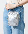 【3COINSの2024年秋の売れ筋バッグランキング 2位】「メタリックミニショルダーバッグ」550円（税込）