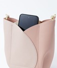 【チューリップバッグ】背面側にはさっと取り出せる便利なスマホポケット付き