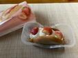 【ファミリーマート　ふわふわケーキオムレット　いちご】ファミリーマートは生苺を使ったスイーツが多め