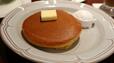 【珈琲館 トラディショナル・ホットケーキ】銅板焼きのホットケーキも珈琲館の名物メニューの1つで、バターとホイップクリームが添えられています