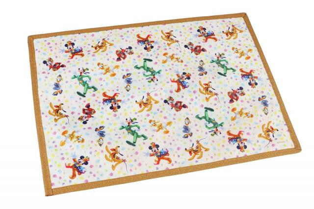 スーベニアランチョンマット 対象メニューにプラス800円|東京ディズニーリゾート40周年“ドリームゴーラウンド”グランドフィナーレ スーベニア付きメニュー|発売日:2024年1月23日(火)|販売店舗:東京ディズニーランド「プラズマ・レイズ・ダイナー」、東京ディズニーシー「カフェ・ポルトフィーノ」