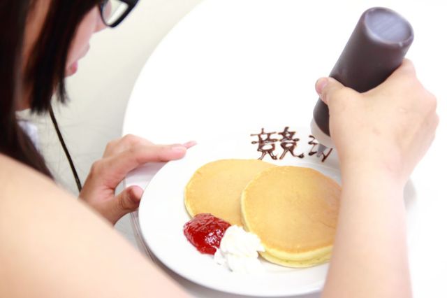 キャストさんがパンケーキにお絵かき