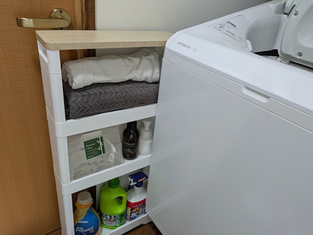 【ニトリ　軽くて組立簡単 スリムラック ウッド 4段（マルチ分割）】収納物は支柱に隠れるので、横から中身が見えず生活感が出ないのも嬉しい♪