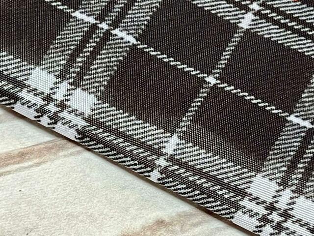 素材はポリエステル。シャカシャカした手触りの生地