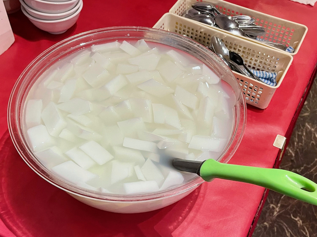 【九寨溝 銀座店】別のテーブルに用意された杏仁豆腐