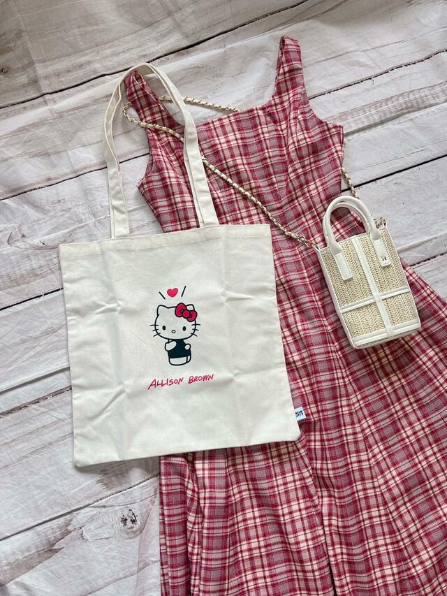 キティちゃんに合わせたレッドのチェックのワンピースに合わせてもかわいい！