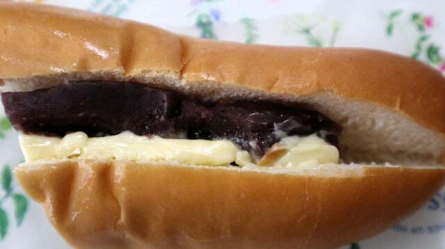 【ラ・ムー  あんマーガリンコッペパン（108円）】片側に粒あん、もう片側にマーガリンが