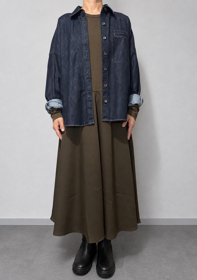 【UNIQLO:C デニムリラックスシャツジャケット】身長166cm、Lサイズ（ネイビー）着用。ウィメンズサイズのため、女性の方はワンサイズ下げるとジャストフィットしそう