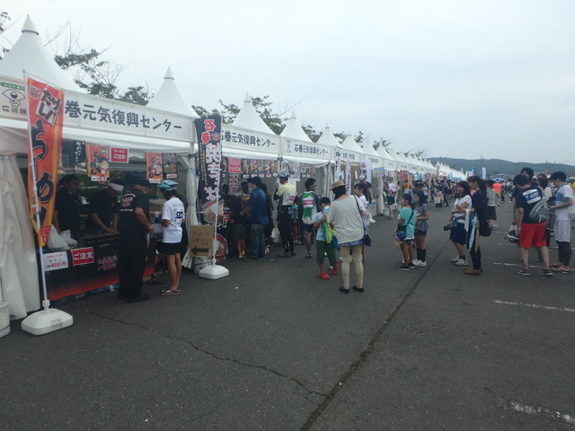 ツール・ド・東北2015/地元の特産品が販売され、出場者やその家族などが列を作る