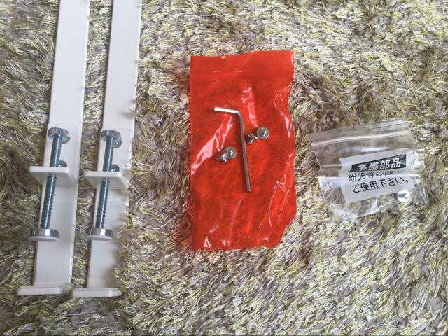 【山崎実業(Yamazaki) デスク下 ケーブル ＆ ルーター収納 ラック】付属品。細かいネジを無くさないように