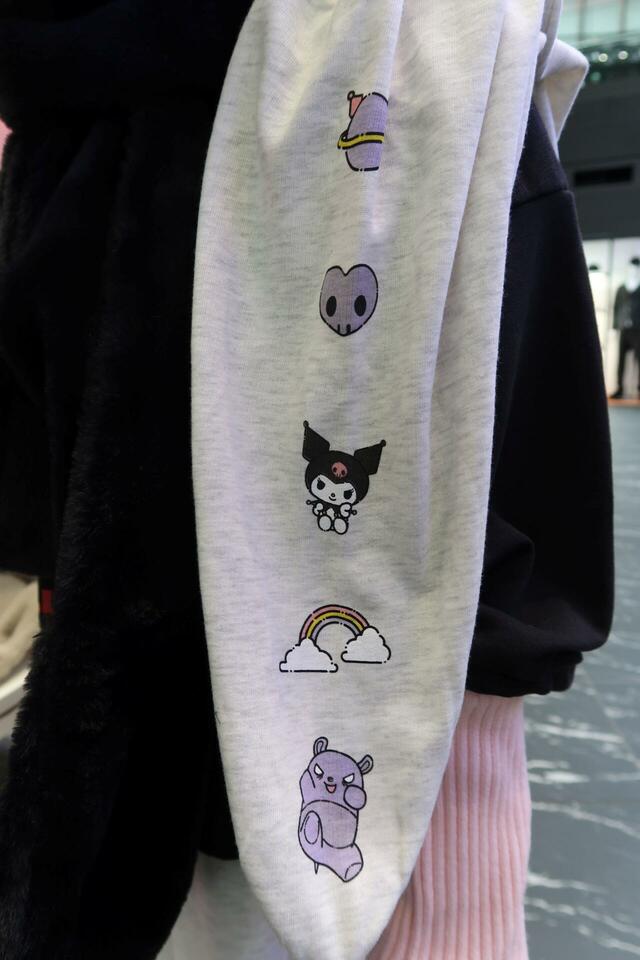 【ワークマン】スウェット　1,990円（税込）クロミデザインの袖部分にもイラストがあります