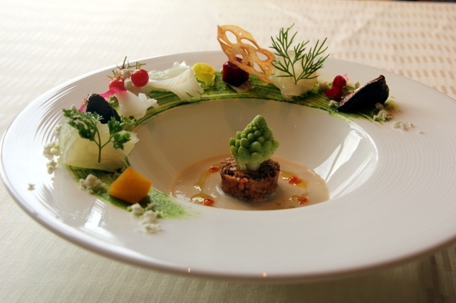 東京ディズニーシー・ホテルミラコスタ「オチェーアノ」“クリスマス・ウィッシュ”ランチコース 2015年 - 「真鯛とイカのマリネ カリフラワーのヴルーテ ハーブのヴィネグレット」