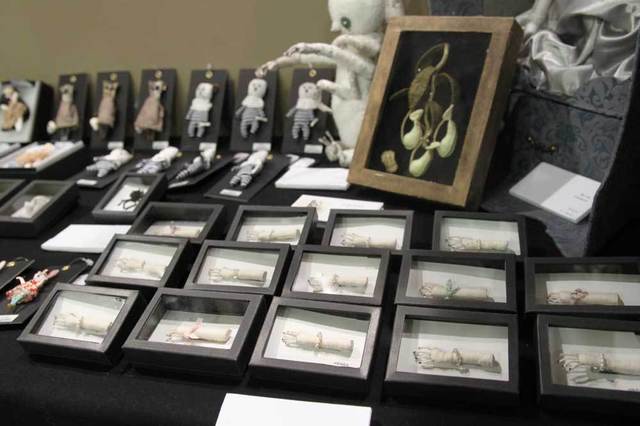 「nikibbit」の手のブローチ。ケースもアクセサリーの世界とマッチしていました。