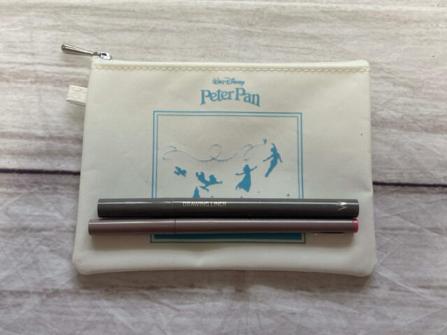 アイライナーやリップペンシルがちょうど入るサイズ感がGood!