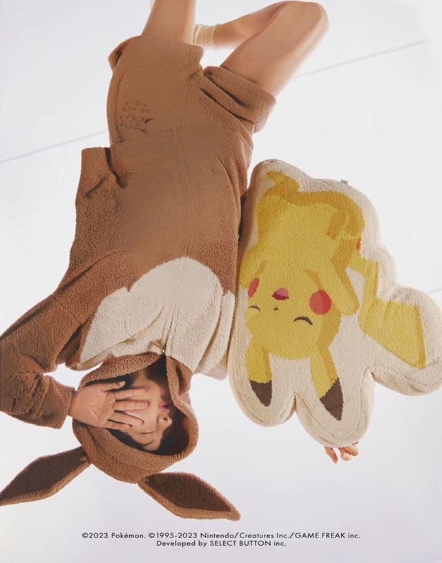 パーカとショートパンツにはどちらも眠っているポケモンとブランドロゴの刺繍入り。