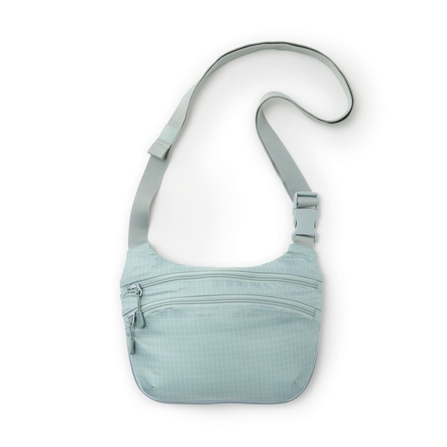 【無印良品】「撥水 リップストップ ミニ ショルダーバッグ」／お出かけに便利なサイズ。ファスナーでマチの調整が可能！
