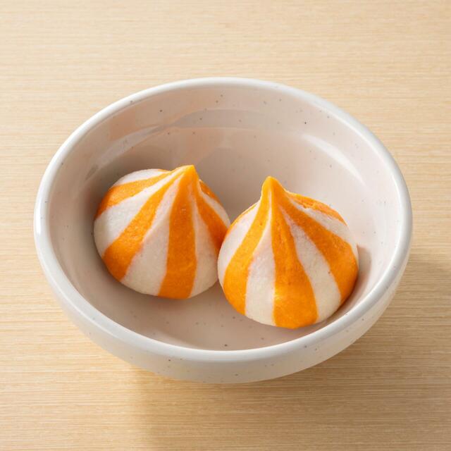 中の魚卵がプチっとはじける紅白団子は、入れるとお鍋が華やかになります。