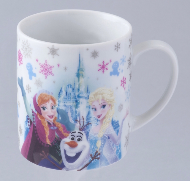 「アナとエルサのフローズンファンタジー」スペシャルグッズ マグ ¥1,500 ※お湯を注ぐと絵が変わる