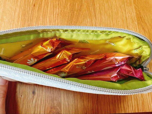 【ムーミン×メリーチョコレート 旅するニョロニョロ ポーチ】中にはサクサクのウエハースが。チョコを食べ終わった後もポーチはずっと宝物に！