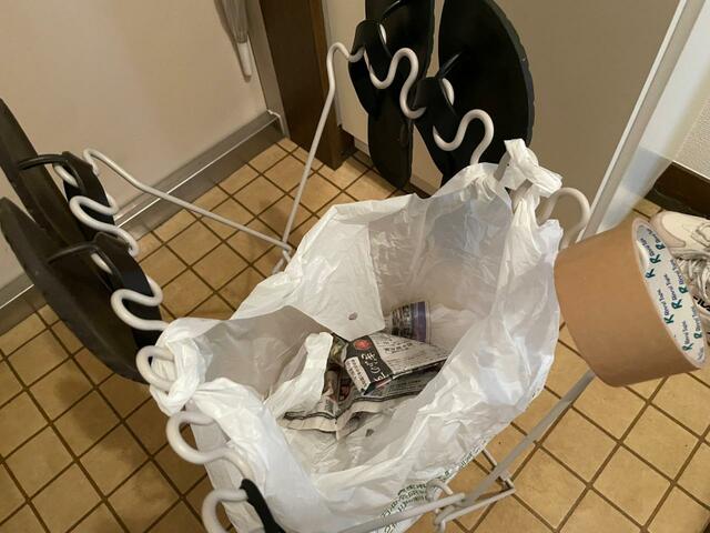 【ニトリ デコホーム 分別ゴミ袋スタンド】玄関周りで散乱していた物を引っ掛けてみました