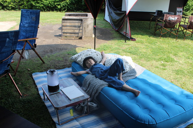 マットの上が快適でゴロン。