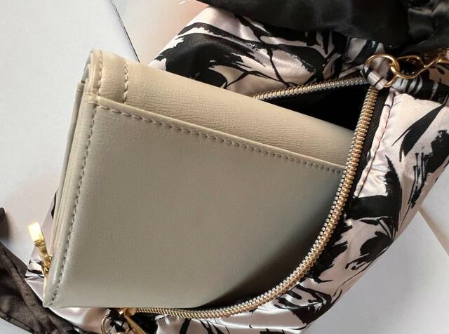 【sweet10月号×SNIDEL リボンつき2WAYポシェット】二つ折りのお財布も簡単に入る！