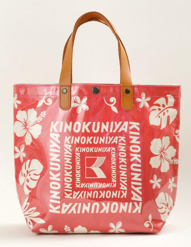 【紀ノ国屋 モンステラ柄クリア帆布バッグ】持ち手にレザーが使用されているところも高見えポイント!