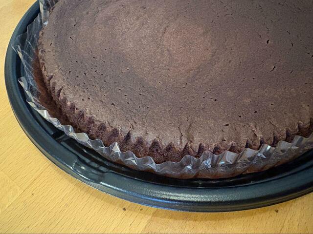 【ロピア シェアするクラシックガトーショコラ】フィルムカップが下に敷かれており、取り出しやすく安心です◎