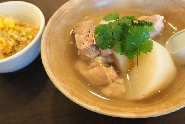 できあがり。艋舺の『梧州街 原汁排骨湯』では、排骨湯といっしょにタマゴ炒飯を頼むのがツウなので真似てみた