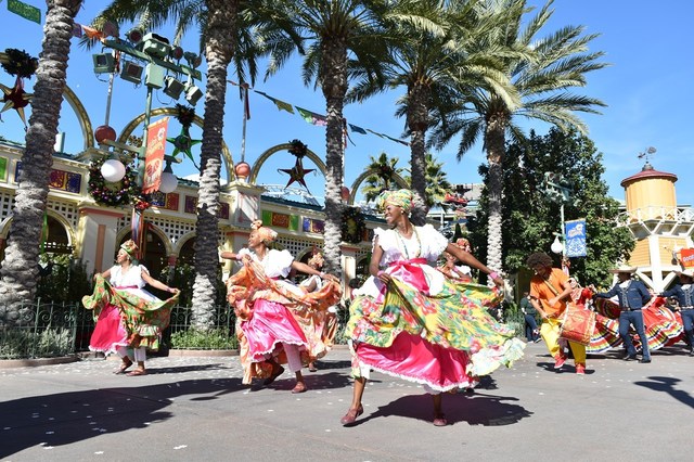 サンバの躍動感溢れるリズムが場内を包みます