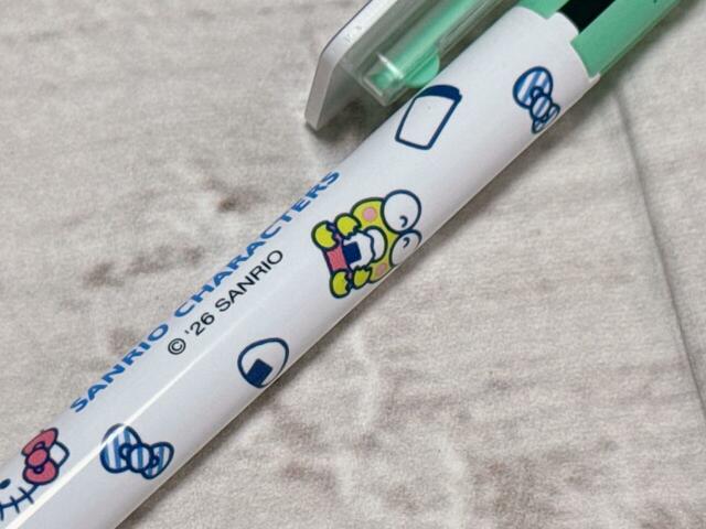 おにぎりを頬張るけろっぴがキュート