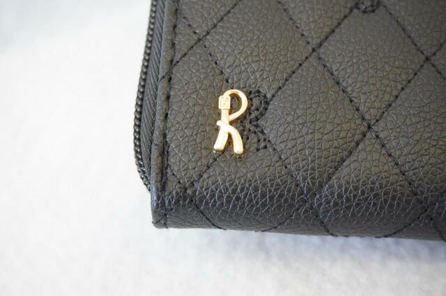 ゴールドのRのロゴ