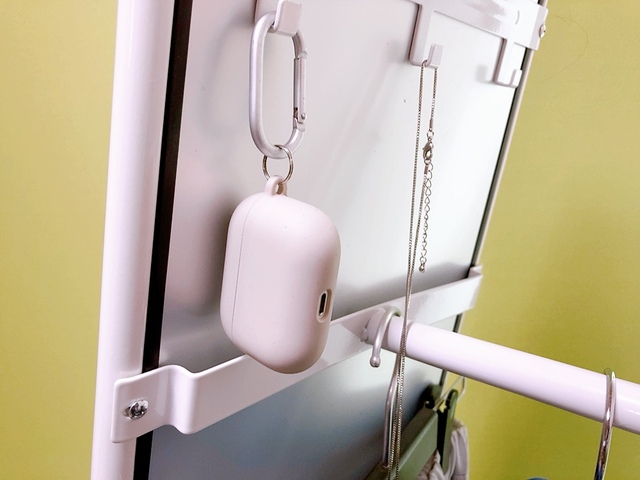 【ニトリ ハンガー付きスタンドミラー ストレージ2】鏡の裏に小物がかけられるフックが