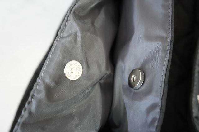 サイドポケットはマグネットボタンで開閉できる