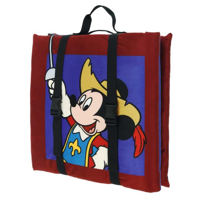 シートクッション 4,800円｜東京ディズニーリゾート『ミッキー、ドナルド、グーフィーの三銃士』グッズ｜販売店舗：東京ディズニーランド「ホームストア」、東京ディズニーシー「ヴィラ・ドナルド・ホームショップ」｜発売日：2025年10月9日（木）