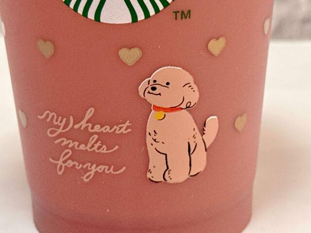 フロント下部にはキュートなトイプードルのイラストプリント入り。もふもふで可愛い〜！