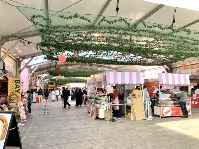 テントの中はイチゴ摘み気分が楽しめる内装になっている