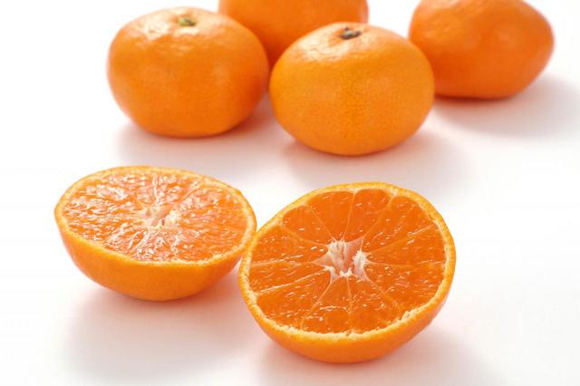 みかんは皮に切り込みを入れ、そのまま電子レンジでOK