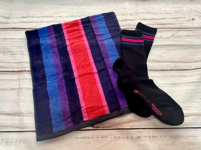 ソックスとフェイスタオルを並べてみました！かわいい…！溢れ出るストレンジャー・シングスの世界観がたまりません…！