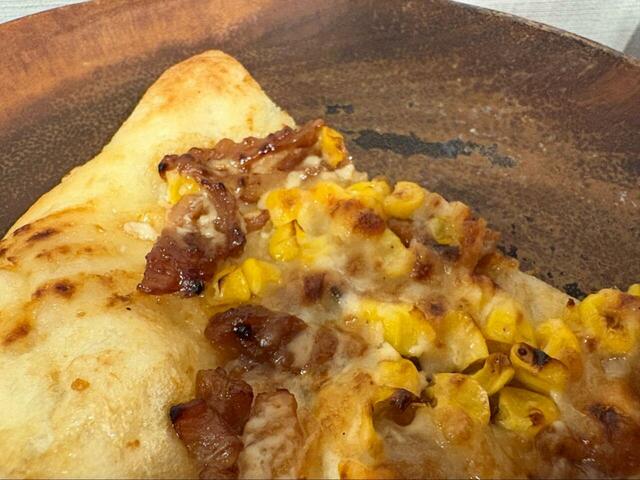 【ロピア テリヤキチキンピザ】耳までしっかり厚みあり♪ほんのり香ばしく、照り焼きチキンとの相性も抜群！