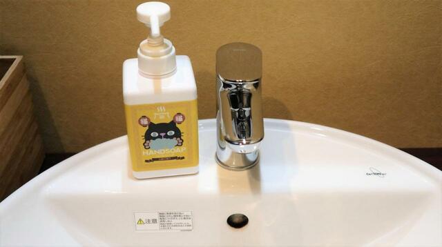 【ねこ浴場 体験レポ】洗面台にもオリジナルラベルのアメニティが